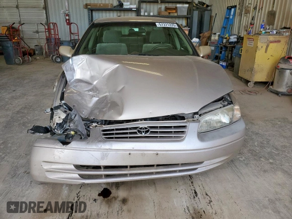 1999 Toyota Camry LE z VIN 4T1BG22K3XU392937, wystawiony jako Copart lot #57371225 z przebiegiem 187 793 mil mil oraz Szkoda całkowita • Salvage title. Historia ofert i sprzedaży dostępna na DreamBid. Obrazek 5.