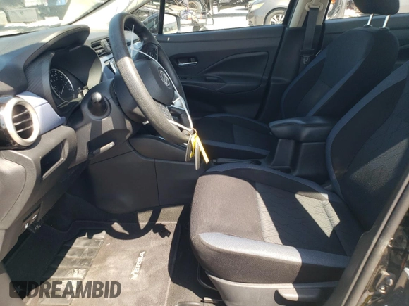 2023 Nissan Versa SV z VIN 3N1CN8EV5PL838140, wystawiony jako Copart lot #54653655 z przebiegiem 53 664 mil mil oraz Szkoda całkowita • Salvage title. Historia ofert i sprzedaży dostępna na DreamBid. Obrazek 7.