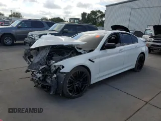 2019 BMW M5 z VIN WBSJF0C50KB448040, wystawiony jako Copart lot #54800055 z przebiegiem Nie podano mil oraz Czysty tytuł • Clean title. Historia ofert i sprzedaży dostępna na DreamBid. Obrazek 1.
