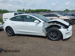 2020 Tesla Model 3 Standard Range Plus z VIN 5YJ3E1EA3LF794276, wystawiony jako IAAI lot #42390409 z przebiegiem 51 924 mil mil oraz . Historia ofert i sprzedaży dostępna na DreamBid. Obrazek 14.