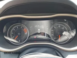 2017 Jeep Cherokee Latitude z VIN 1C4PJMCS2HW615674, wystawiony jako IAAI lot #42407282 z przebiegiem 98 185 mil mil oraz . Historia ofert i sprzedaży dostępna na DreamBid. Obrazek 7.