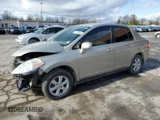 2007 Nissan Versa SL z VIN 3N1BC11E57L445561, wystawiony jako Copart lot #53709695 z przebiegiem 143 925 mil mil oraz Szkoda całkowita • Salvage title. Historia ofert i sprzedaży dostępna na DreamBid. Obrazek 1.