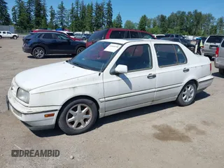 1995 Volkswagen Jetta GLS z VIN 3VWSC81H7SM082888, wystawiony jako IAAI lot #42440198 z przebiegiem 96 029 mil mil oraz . Historia ofert i sprzedaży dostępna na DreamBid. Obrazek 2.