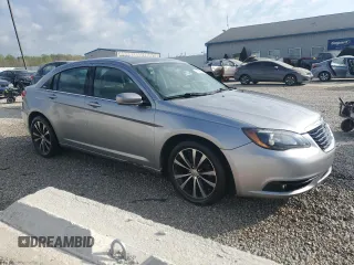 2013 Chrysler 200 Touring z VIN 1C3CCBBG7DN723383, wystawiony jako Copart lot #53302135 z przebiegiem 139 637 mil mil oraz Szkoda całkowita • Salvage title. Historia ofert i sprzedaży dostępna na DreamBid. Obrazek 4.