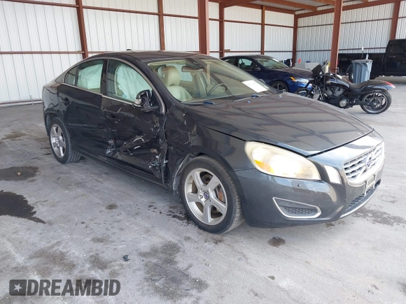 2013 Volvo S60 T5 Premier z VIN YV1612FS0D1216596, wystawiony jako IAAI lot #42311635 z przebiegiem 125 512 mil mil oraz . Historia ofert i sprzedaży dostępna na DreamBid. Obrazek 1.