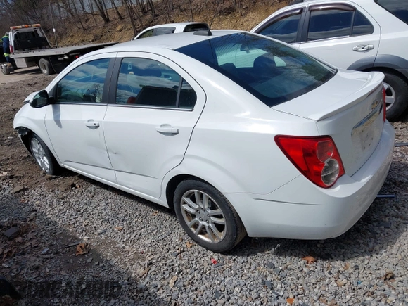 2015 Chevrolet Sonic LT z VIN 1G1JC5SG5F4147301, wystawiony jako IAAI lot #41934640 z przebiegiem 68 593 mil mil oraz . Historia ofert i sprzedaży dostępna na DreamBid. Obrazek 3.