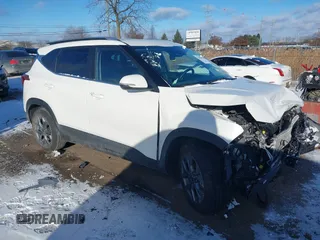 2024 Kia Seltos S z VIN KNDEU2AA7R7638201, wystawiony jako IAAI lot #41022692 z przebiegiem 5503 mil mil oraz . Historia ofert i sprzedaży dostępna na DreamBid. Obrazek 1.