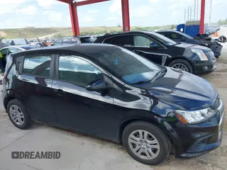 2020 Chevrolet Sonic LT z VIN 1G1JG6SB1L4135267, wystawiony jako IAAI lot #41717139 z przebiegiem 62 834 mil mil oraz . Historia ofert i sprzedaży dostępna na DreamBid. Obrazek 14.