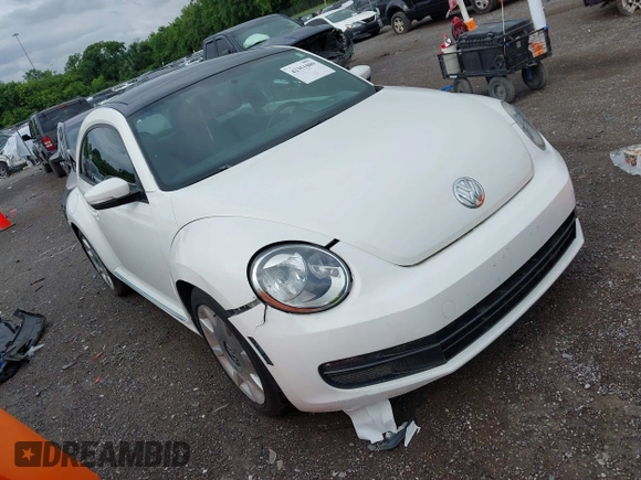 2013 Volkswagen Beetle 2.5L с VIN 3VWJP7AT8DM666427, выставлен на аукционе IAAI как лот 42351089 с пробегом 121 659 миль миль и . История ставок и продаж доступна на DreamBid. Изображение 1.