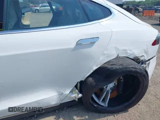 2016 Tesla Model S 70 z VIN 5YJSA1E13GF129925, wystawiony jako IAAI lot #42568012 z przebiegiem 109 195 mil mil oraz . Historia ofert i sprzedaży dostępna na DreamBid. Obrazek 6.