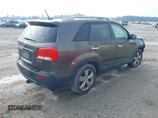 2012 Kia Sorento EX z VIN 5XYKU4A23CG302594, wystawiony jako IAAI lot #41644499 z przebiegiem 173 355 mil mil oraz . Historia ofert i sprzedaży dostępna na DreamBid. Obrazek 4.