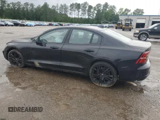 2024 Volvo S60 Plus Black Edition z VIN 7JRL12FH1RG314720, wystawiony jako Copart lot #56657575 z przebiegiem Nie podano mil oraz Szkody całkowita. Historia ofert i sprzedaży dostępna na DreamBid. Obrazek 2.