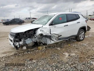 2024 Jeep Compass Sport z VIN 3C4NJDAN2RT114666, wystawiony jako Copart lot #60560255 z przebiegiem 28 366 mil mil oraz Szkoda całkowita • Salvage title. Historia ofert i sprzedaży dostępna na DreamBid. Obrazek 1.