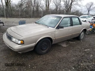 1996 Oldsmobile Cutlass Ciera 1SA VX5 z VIN 1G3AJ55M4T6383176, wystawiony jako Copart lot #49921295 z przebiegiem Nie podano mil oraz Szkody całkowita. Historia ofert i sprzedaży dostępna na DreamBid. Obrazek 1.