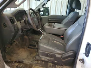 2015 Ford F-250 XLT z VIN 1FT7X2B67FEC38043, wystawiony jako Copart lot #57226765 z przebiegiem 196 064 mil mil oraz Szkody całkowita. Historia ofert i sprzedaży dostępna na DreamBid. Obrazek 7.