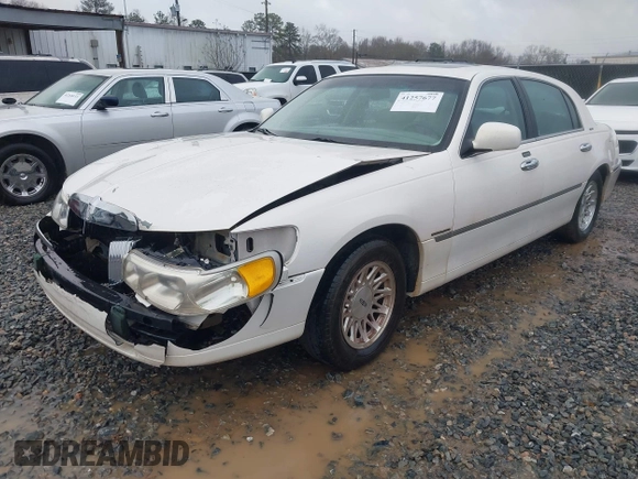 1999 Lincoln Town Car Signature z VIN 1LNHM82WXXY673201, wystawiony jako IAAI lot #41257677 z przebiegiem Nie podano mil oraz . Historia ofert i sprzedaży dostępna na DreamBid. Obrazek 2.