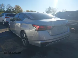 2022 Nissan Altima 2.5 SV with VIN 1N4BL4DV9NN380713, listed as a IAAI auction lot 40727975 with 47,896 mi miles. Bid and sale history available at carsss.com. Image 3.