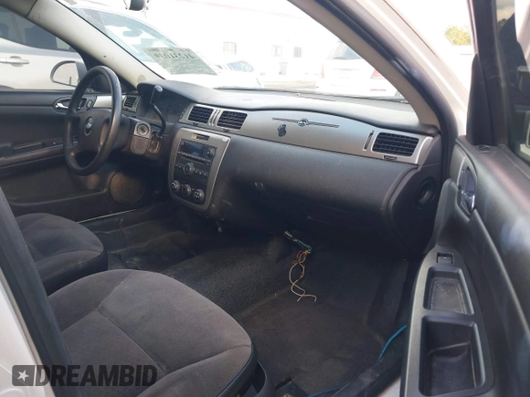 2013 Chevrolet Impala Police z VIN 2G1WD5E38D1124003, wystawiony jako IAAI lot #41231039 z przebiegiem 172 366 mil mil oraz . Historia ofert i sprzedaży dostępna na DreamBid. Obrazek 5.