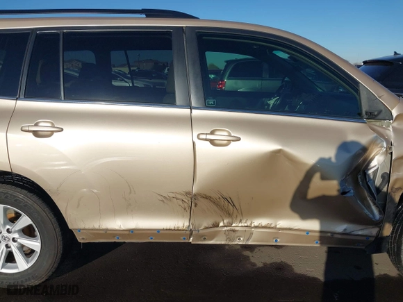 2013 Toyota Highlander with VIN 5TDZK3EH0DS107053, listed as a IAAI auction lot 41679784 with 136,100 mi miles. Bid and sale history available at carsss.com. Image 13.