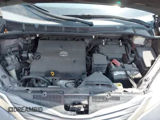2012 Toyota Sienna XLE AAS z VIN 5TDYK3DC3CS240342, wystawiony jako IAAI lot #42172125 z przebiegiem 244 483 mil mil oraz . Historia ofert i sprzedaży dostępna na DreamBid. Obrazek 10.