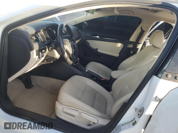2016 Volkswagen Jetta SEL z VIN 3VWL07AJXGM219128, wystawiony jako Copart lot #49392665 z przebiegiem 131 518 mil mil oraz Szkoda całkowita • Salvage title. Historia ofert i sprzedaży dostępna na DreamBid. Obrazek 7.