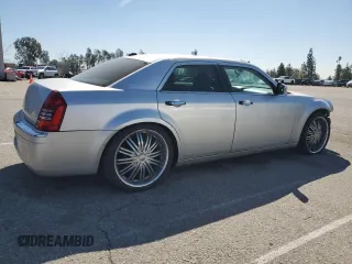 2005 Chrysler 300 300C AWD z VIN 2C3AK63H85H671717, wystawiony jako Copart lot #50369505 z przebiegiem 203 099 mil mil oraz Szkoda całkowita • Salvage title. Historia ofert i sprzedaży dostępna na DreamBid. Obrazek 3.