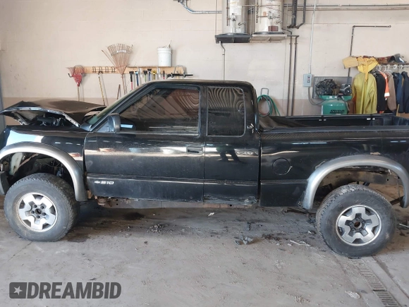 2002 Chevrolet S-10 LS with VIN 1GCCT19W328189054, listed as a IAAI auction lot 41660988 with 217,256 mi miles. Bid and sale history available at carsss.com. Image 14.