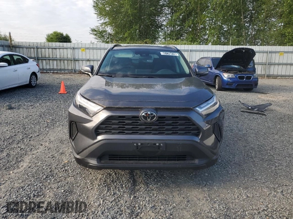2023 Toyota RAV4 XLE z VIN 2T3P1RFV2PW343773, wystawiony jako Copart lot #62179415 z przebiegiem 10 976 mil mil oraz Czysty tytuł • Clean title. Historia ofert i sprzedaży dostępna na DreamBid. Obrazek 5.