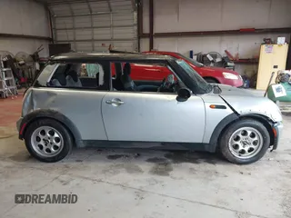 2005 MINI Hardtop с VIN WMWRC33445TJ65289, выставлен на аукционе IAAI как лот 42358377 с пробегом 184 367 миль миль и . История ставок и продаж доступна на DreamBid. Изображение 13.