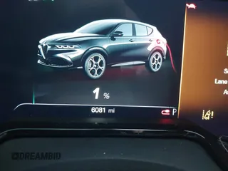 2024 Alfa Romeo Tonale Ti z VIN ZASPATCW5R3059817, wystawiony jako IAAI lot #41473097 z przebiegiem 6081 mil mil oraz . Historia ofert i sprzedaży dostępna na DreamBid. Obrazek 16.