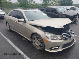 2010 Mercedes-Benz E 350 Luxury z VIN WDDHF8HBXAA082309, wystawiony jako IAAI lot #42333173 z przebiegiem 82 373 mil mil oraz . Historia ofert i sprzedaży dostępna na DreamBid. Obrazek 1.