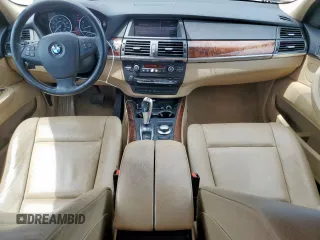2008 BMW X5 3.0si z VIN 5UXFE43588L009967, wystawiony jako Copart lot #57900245 z przebiegiem 137 882 mil mil oraz Czysty tytuł • Clean title. Historia ofert i sprzedaży dostępna na DreamBid. Obrazek 8.
