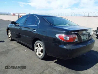 2002 Lexus ES 300 with VIN JTHBF30G920007858, listed as a IAAI auction lot 42111543 with 206,061 mi miles. Bid and sale history available at carsss.com. Image 3.