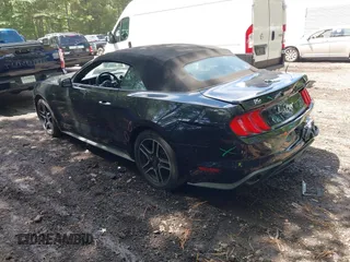 2018 Ford Mustang EcoBoost Premium z VIN 1FATP8UH4J5117856, wystawiony jako IAAI lot #42675106 z przebiegiem 110 587 mil mil oraz . Historia ofert i sprzedaży dostępna na DreamBid. Obrazek 3.