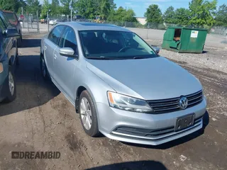 2015 Volkswagen Jetta SE z VIN 3VWD17AJ4FM323906, wystawiony jako IAAI lot #42543996 z przebiegiem 88 382 mil mil oraz . Historia ofert i sprzedaży dostępna na DreamBid. Obrazek 1.