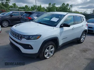 2022 Jeep Compass Latitude z VIN 3C4NJDBB9NT122004, wystawiony jako IAAI lot #42752941 z przebiegiem 108 509 mil mil oraz . Historia ofert i sprzedaży dostępna na DreamBid. Obrazek 2.