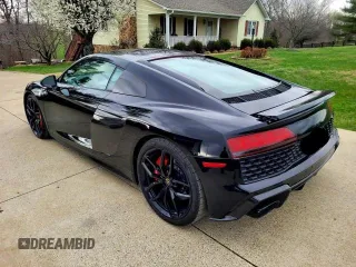 2021 Audi R8 z VIN WUAKBAFX4M7901384, wystawiony jako Copart lot #44935945 z przebiegiem 5 665 mil mil oraz Czysty tytuł • Clean title. Historia ofert i sprzedaży dostępna na DreamBid. Obrazek 3.