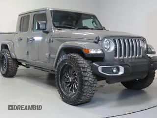 2020 Jeep Gladiator Overland z VIN 1C6HJTFG5LL169558, wystawiony jako Copart lot #60276825 z przebiegiem 102 866 mil mil oraz Czysty tytuł • Clean title. Historia ofert i sprzedaży dostępna na DreamBid. Obrazek 1.
