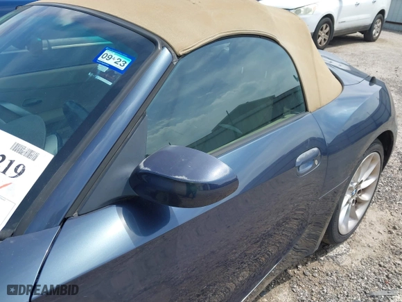 2004 BMW Z4 2.5i with VIN 4USBT33594LR68458, listed as a IAAI auction lot 41873219 with 113,587 mi miles. Bid and sale history available at carsss.com. Image 15.