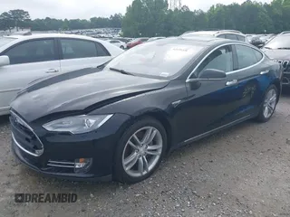2013 Tesla Model S с VIN 5YJSA1DG7DFP26402, выставлен на аукционе IAAI как лот 42195726 с пробегом 100 890 миль миль и . История ставок и продаж доступна на DreamBid. Изображение 19.