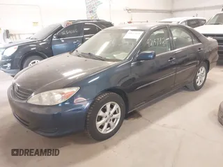 2002 Toyota Camry LE z VIN 4T1BE32K82U626817, wystawiony jako IAAI lot #42157820 z przebiegiem 200 810 mil mil oraz . Historia ofert i sprzedaży dostępna na DreamBid. Obrazek 2.