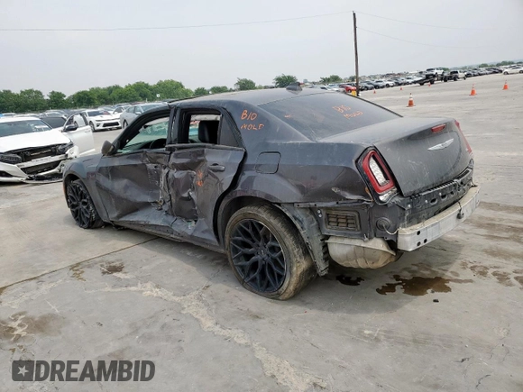 2018 Chrysler 300 S z VIN 2C3CCABG1JH295888, wystawiony jako Copart lot #56899745 z przebiegiem 111 826 mil mil oraz Szkoda całkowita • Salvage title. Historia ofert i sprzedaży dostępna na DreamBid. Obrazek 2.