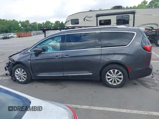 2018 Chrysler Pacifica Touring L z VIN 2C4RC1BG6JR309560, wystawiony jako IAAI lot #39340052 z przebiegiem 62 517 mil mil oraz . Historia ofert i sprzedaży dostępna na DreamBid. Obrazek 14.