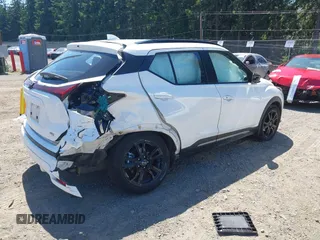 2023 Nissan Kicks SR z VIN 3N1CP5DV3PL539997, wystawiony jako IAAI lot #42352528 z przebiegiem 52 259 mil mil oraz . Historia ofert i sprzedaży dostępna na DreamBid. Obrazek 4.