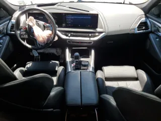 2023 BMW XM z VIN 5YM23CS00P9R52198, wystawiony jako Copart lot #57953684 z przebiegiem 5428 mil mil oraz Szkody całkowita. Historia ofert i sprzedaży dostępna na DreamBid. Obrazek 8.