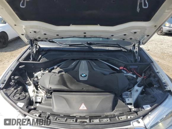 2014 BMW X5 xDrive50i z VIN 5UXKR6C55E0C03032, wystawiony jako Copart lot #57274505 z przebiegiem 107 963 mil mil oraz Czysty tytuł • Clean title. Historia ofert i sprzedaży dostępna na DreamBid. Obrazek 12.