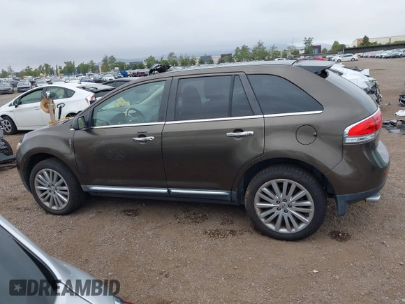 2011 Lincoln MKX z VIN 2LMDJ8JK2BBJ23510, wystawiony jako IAAI lot #42425759 z przebiegiem 138 844 mil mil oraz . Historia ofert i sprzedaży dostępna na DreamBid. Obrazek 14.