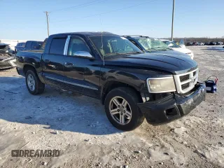 2008 Dodge Dakota SXT z VIN 1D7HW38K28S580141, wystawiony jako Copart lot #42158265 z przebiegiem 239 953 mil mil oraz Szkoda całkowita • Salvage title. Historia ofert i sprzedaży dostępna na DreamBid. Obrazek 4.