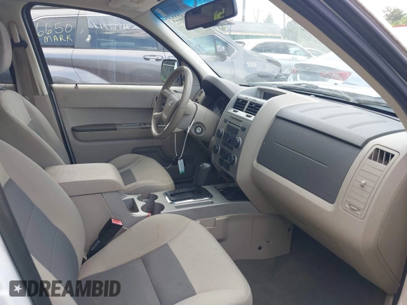 2008 Ford Escape XLT z VIN 1FMCU03108KC68967, wystawiony jako IAAI lot #42602224 z przebiegiem 105 580 mil mil oraz . Historia ofert i sprzedaży dostępna na DreamBid. Obrazek 5.
