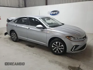 2025 Volkswagen Jetta S z VIN 3VW5X7BU0SM022894, wystawiony jako Copart lot #58201265 z przebiegiem 7 939 mil mil oraz Czysty tytuł • Clean title. Historia ofert i sprzedaży dostępna na DreamBid. Obrazek 4.